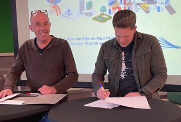 Paul Hulman en Tom van Eijk ondertekenen de overeenkomst van Mooky