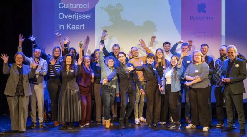 Alle mensen die meewerkten aan Cultureel Overijssel in Kaart juichend op het podium
