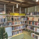 Hoek met Nederlandse boeken in Bibliotheek Bonaire