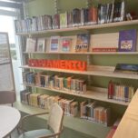 Hoek met boeken het Papiaments in Bibliotheek Bonaire