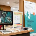 Echt Niet Vandaag displaytafel met diverse boeken en posters.