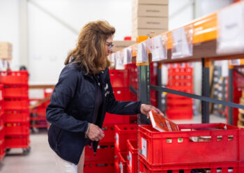 Van boekenkrat tot klaslokaal: hoe wij de groei van de Bibliotheek op school logistiek aanpakken