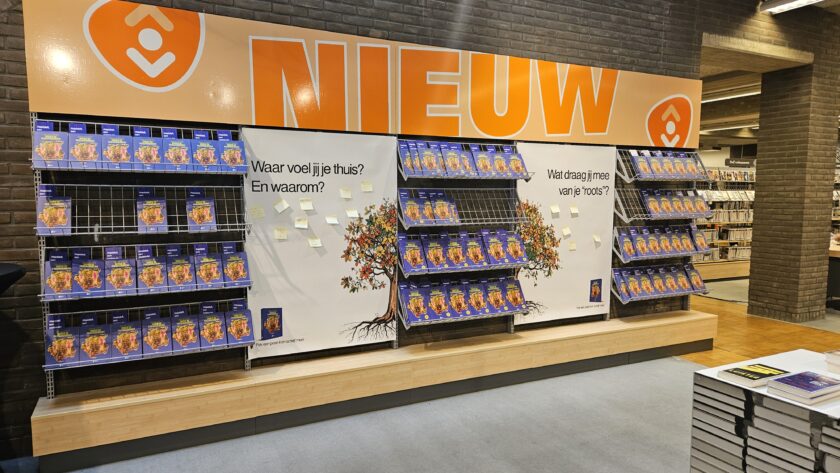 Wand met boeken Onder de Paramariboom tijdens Heel Nederland Leest