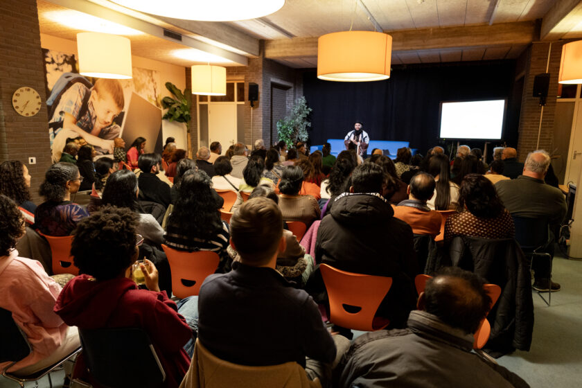 Zaal vol bezoekers tijdens de Reconnect-avond in bibliotheek Enschede-Haaksbergen 