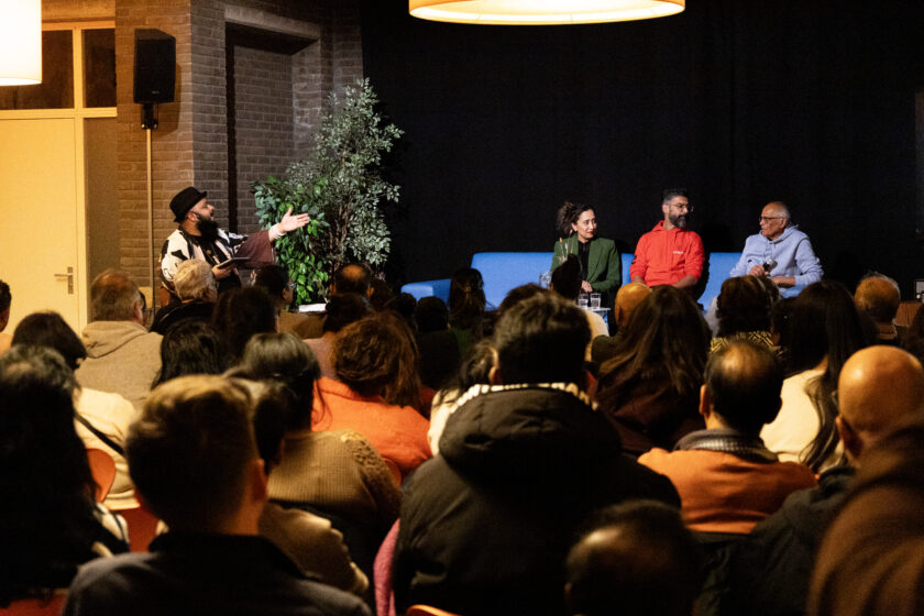 Zaal vol bezoekers tijdens de Reconnect-avond in bibliotheek Enschede-Haaksbergen 