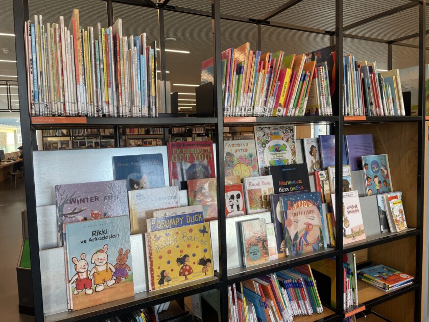 Meertalige jeugdcollectie in bibliotheek Deventer