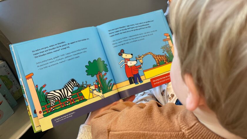 Kind leest meertalig boekje